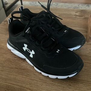 Women’s Under Armour Black and White Charged “assert” Sneakers size 7.5